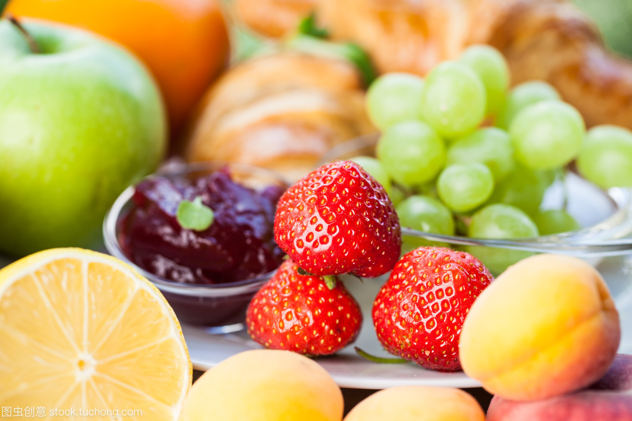 牛角包、生鲜水果与化妆品 日常生活中的精致与健康